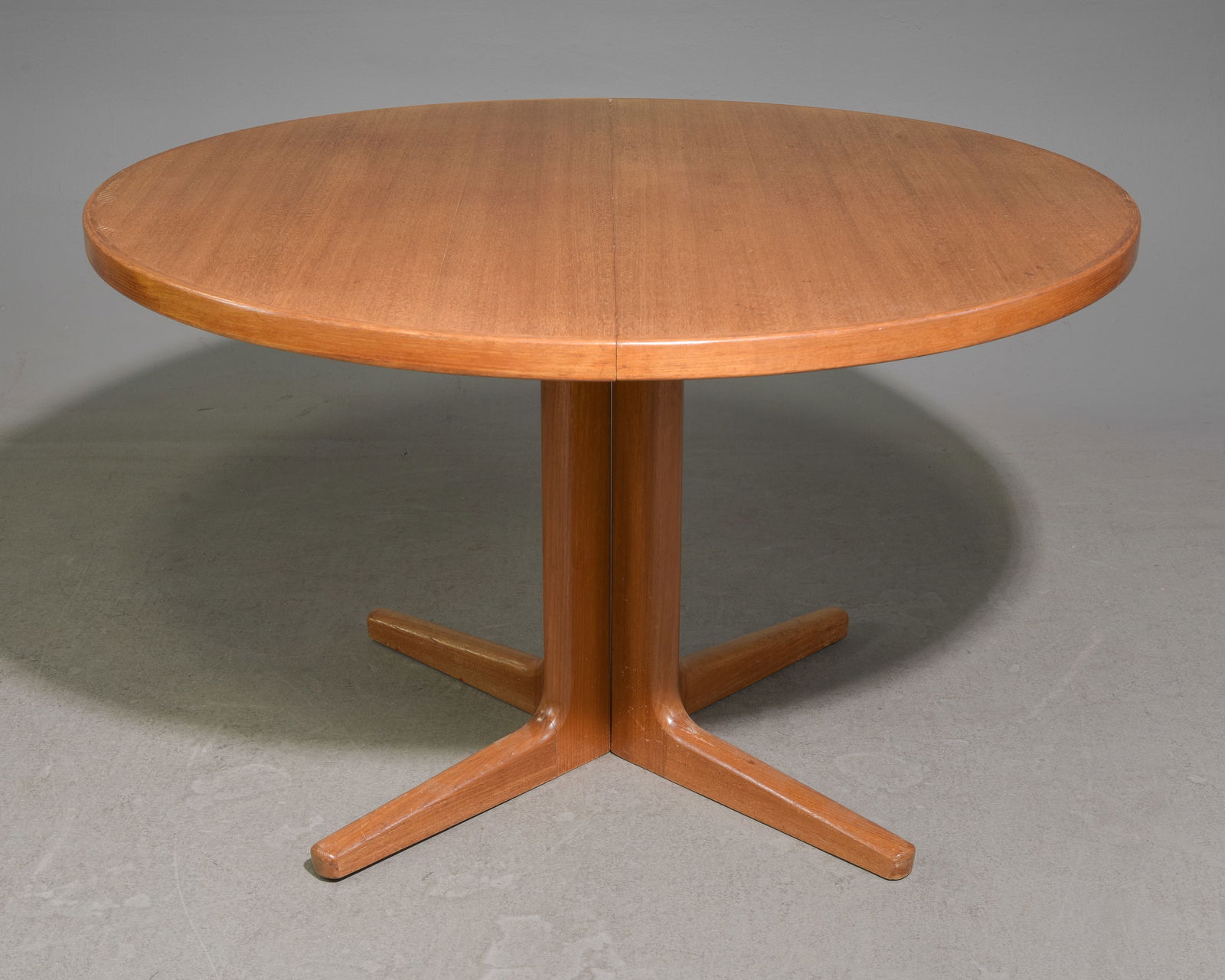 Mid Century Modern Round Dining Table (1 of 6)