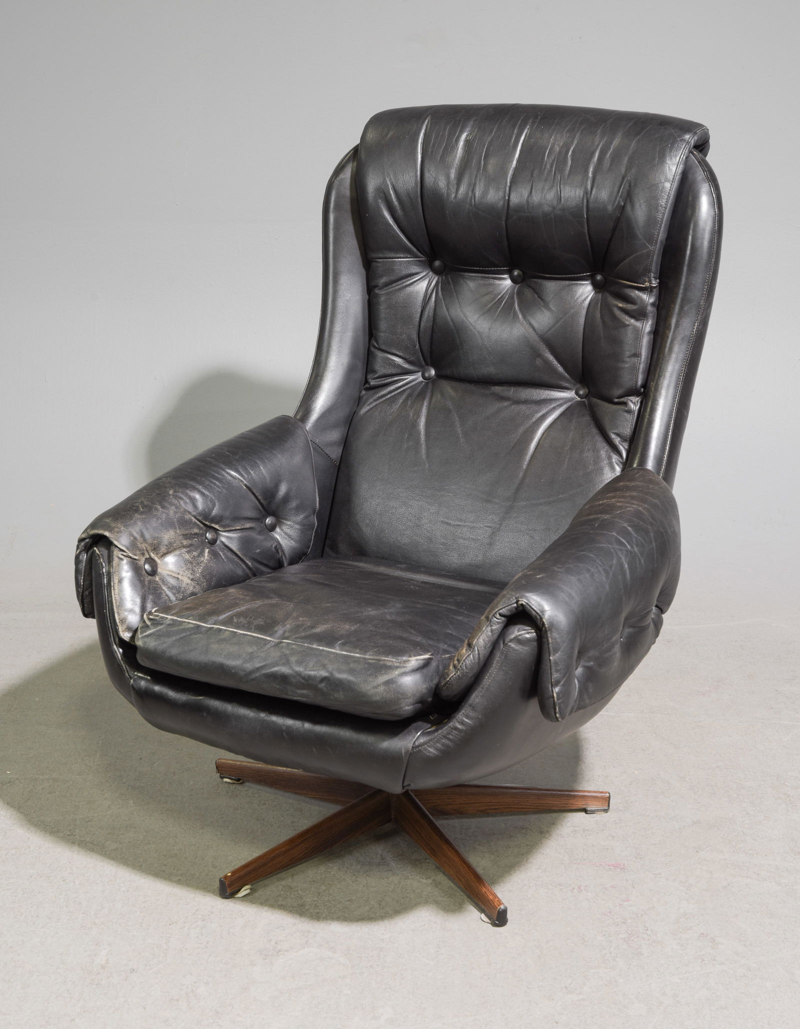 Scandinavian Mid Century Modern Leather Arm Chair: Scandinavian Mid Century Modern Leather Arm Chair - 39 in tall x 30 x 32, seat height is 16 in