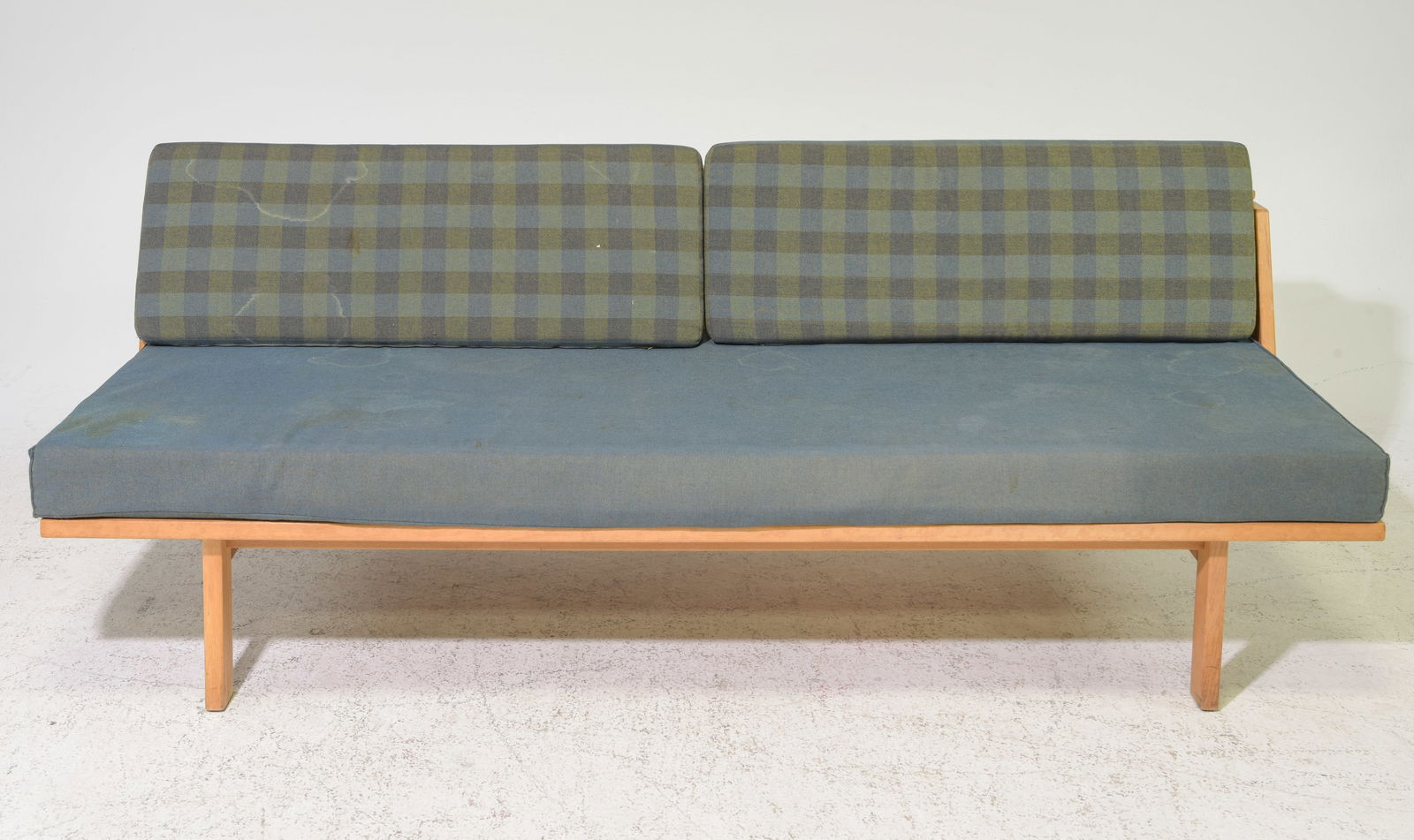 Scandinavian Mid Century Modern Oak Daybed: Scandinavian Mid Century Modern Oak Daybed - 27 in tall x 76 x 34, seat height is 16 in