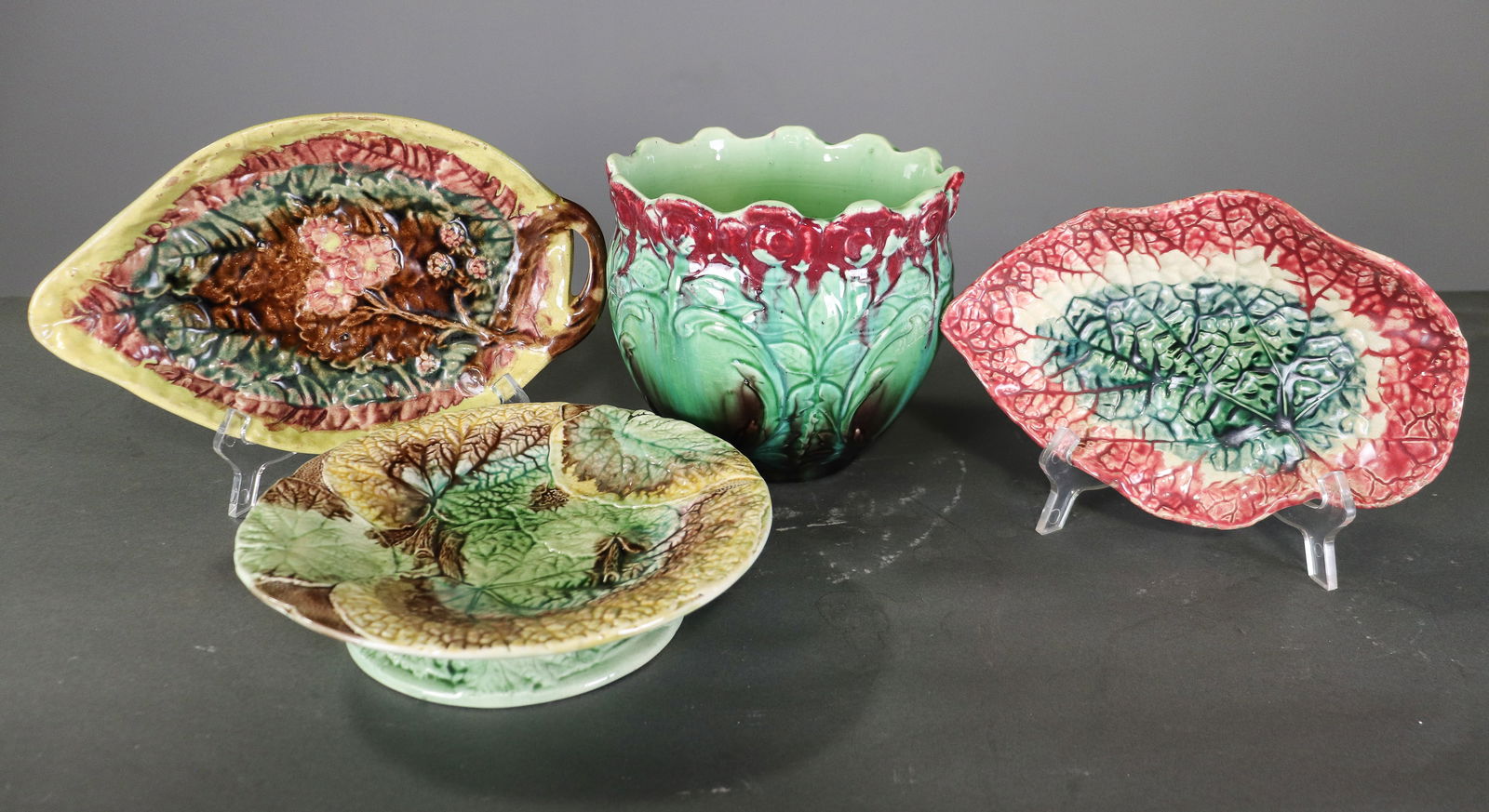 4pcs Assorted Majolica Plates, Taza & Bowl: 4pcs Assorted Majolica Plates, Taza & Bowl - 7 in tall x 8 in diameter