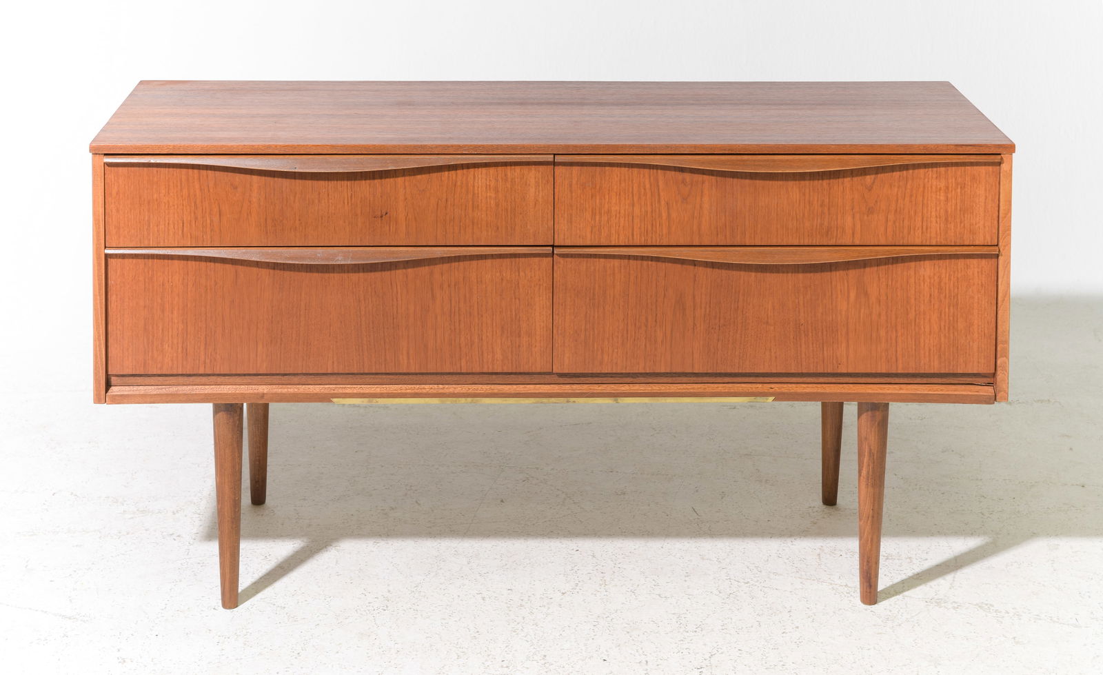 Mid Century Modern Chest / Sideboard (1 of 5)