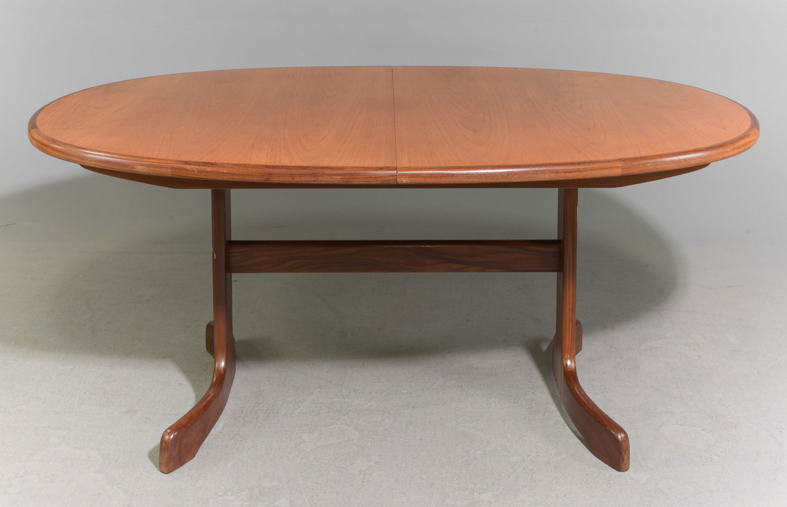 Oval Mid Century Teak Dining Table By G-Plan: This Danish Modern Style Teak Dining Table includes a pop-out butterfly style leaf & is made by Mid Century Modern Furniture Maker G Plan ( GPlan ), part of their fresco range. - 28.5 in tall x 64 x 4