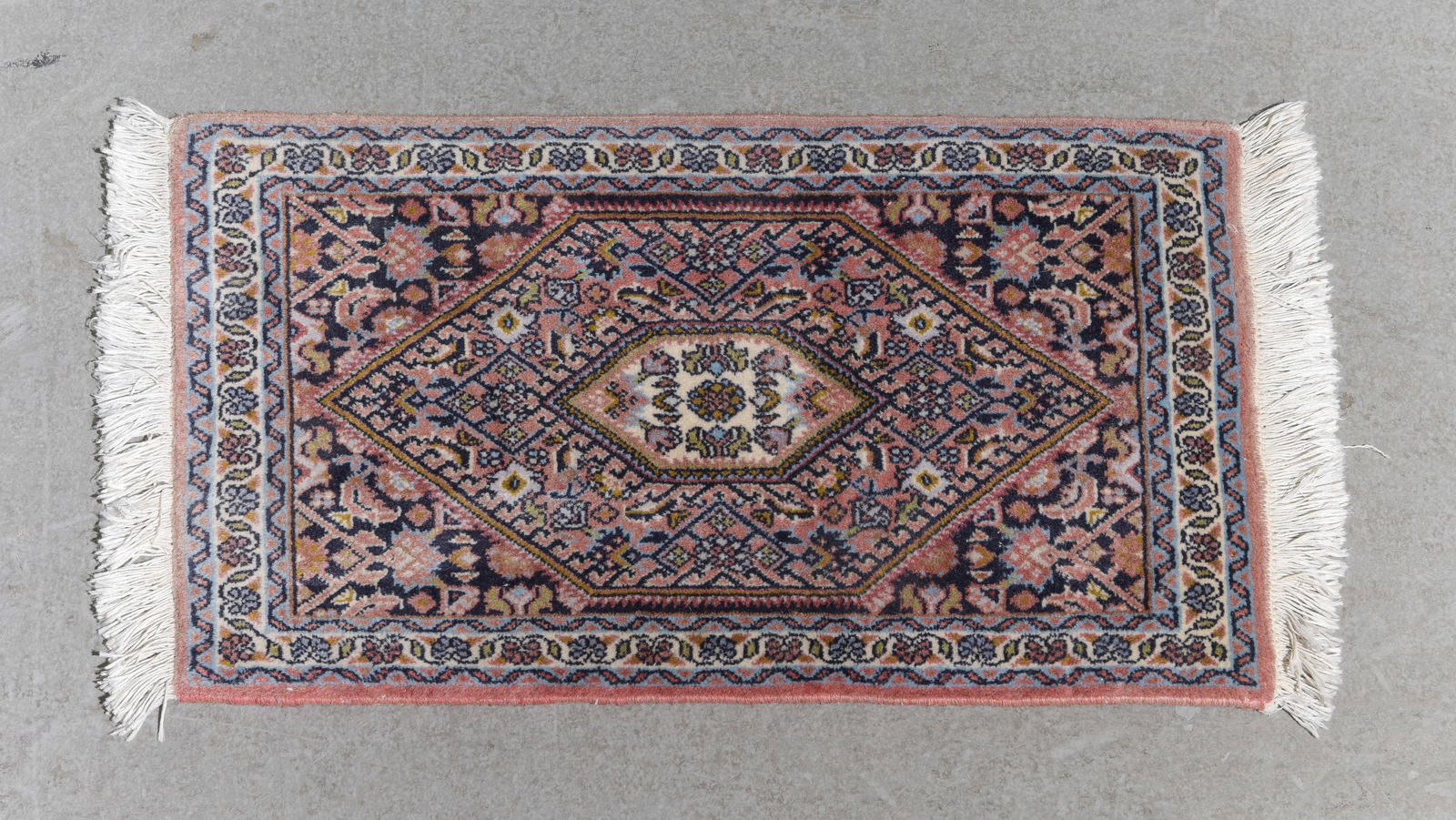 Machine Made Small Throw Rug - 1'5 x 2'2: Machine Made Small Throw Rug - 1'5 x 2'2