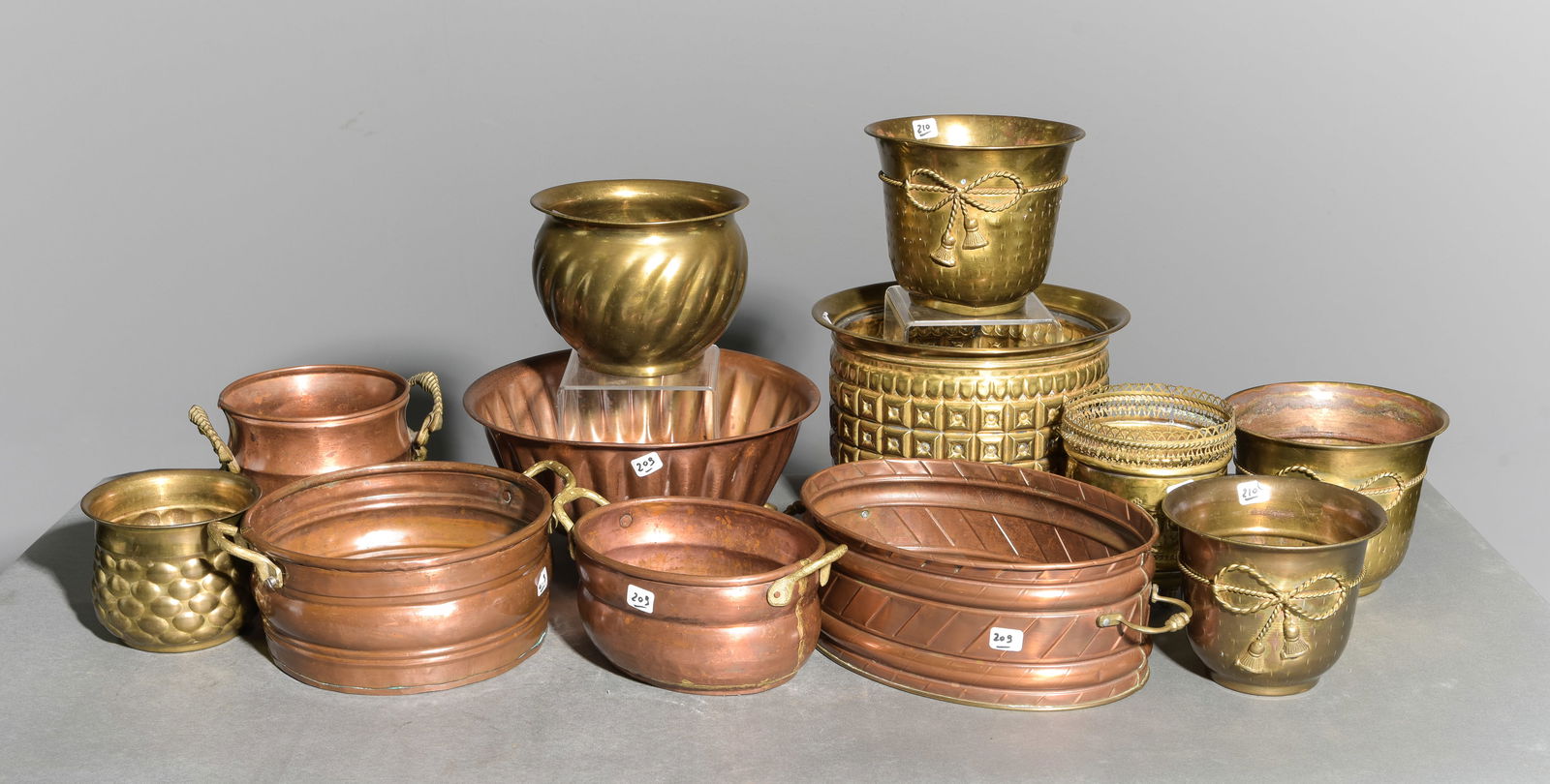 12pcs Assorted Copper & Brass Pots / Planters: 12pcs Assorted Copper & Brass Pots / Planters - Largest is 4.25 in tall x 13.5 x 8.25