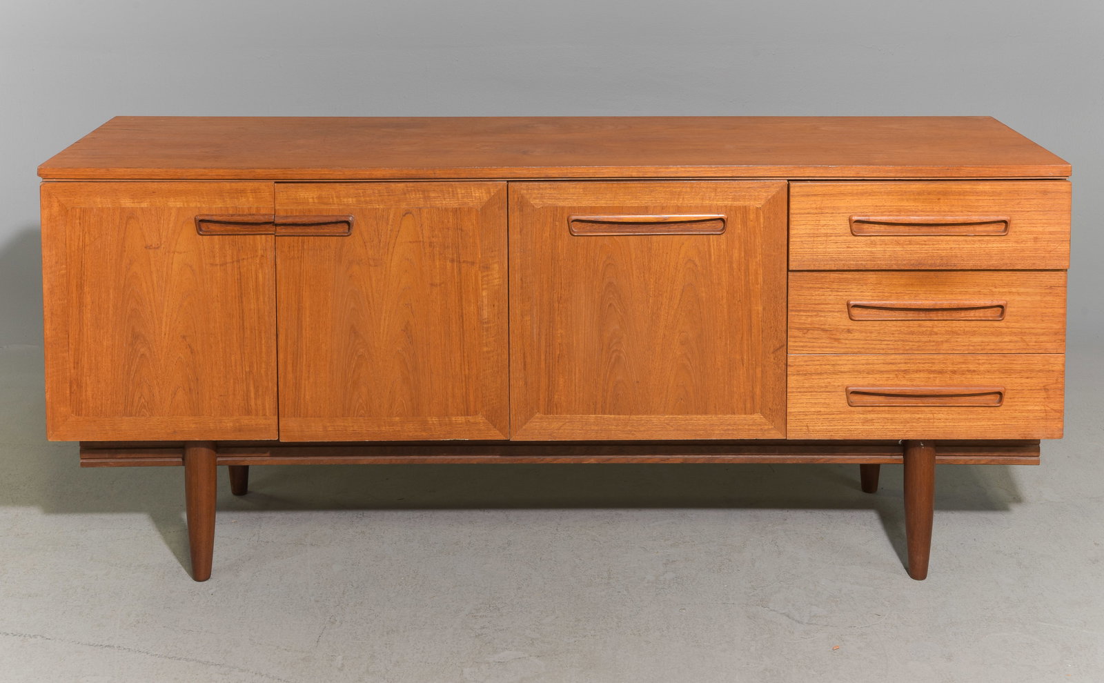 Mid Century Modern Credenza / Sideboard (1 of 7)