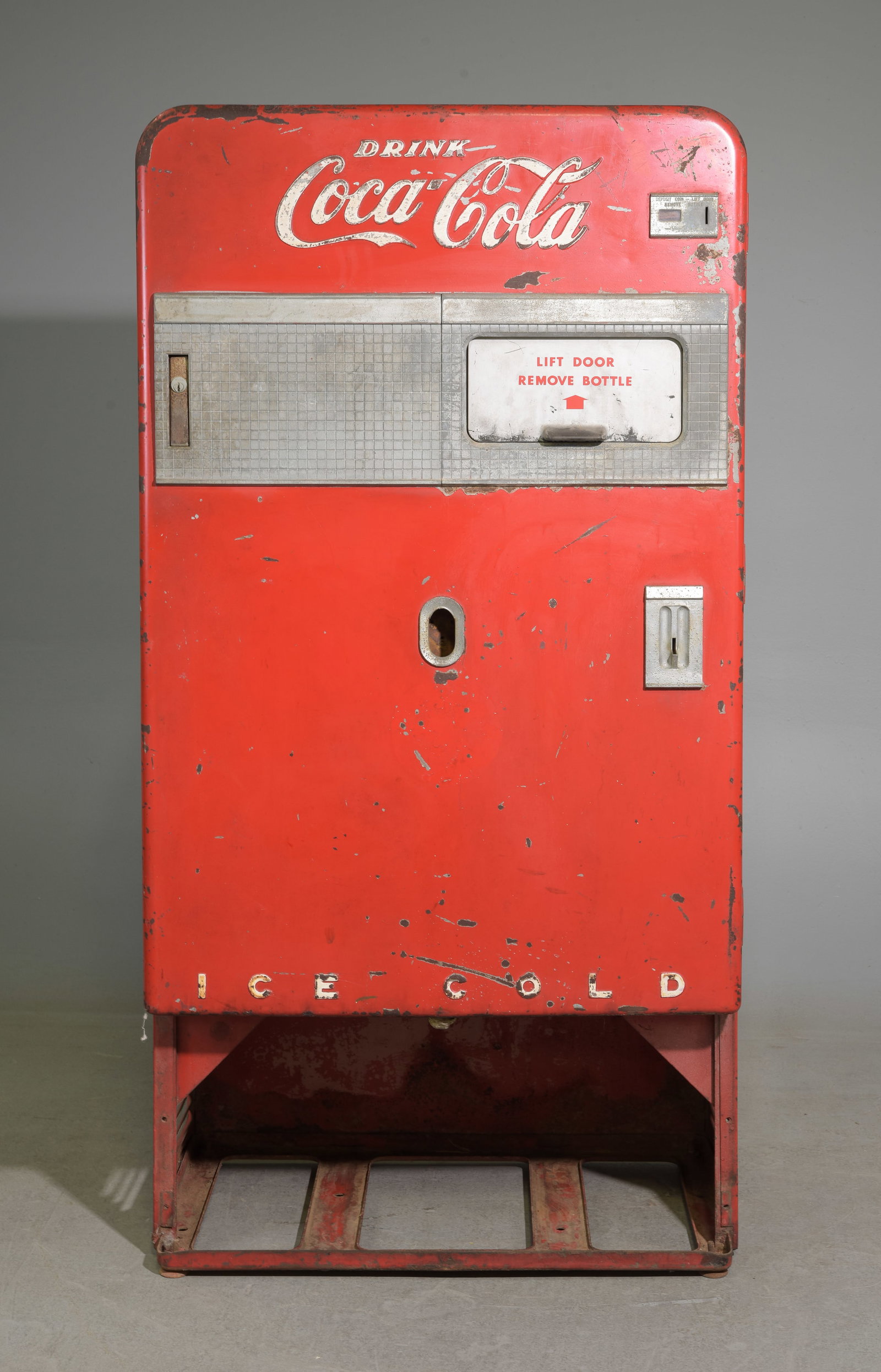 1940's Coca-Cola Vendo Model 83 Vending Machine (1 of 8)