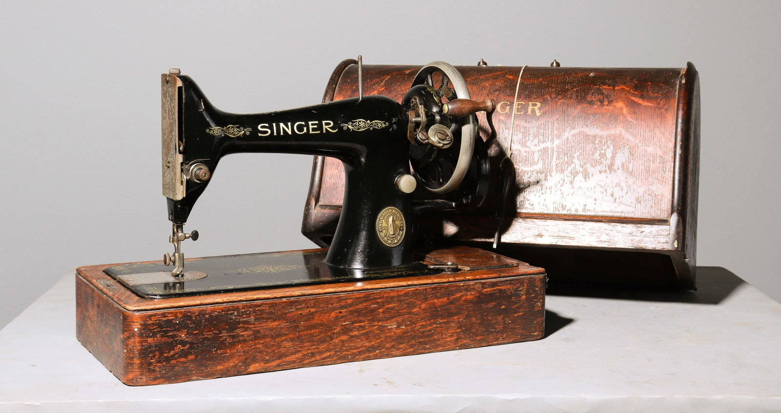 Singer Sewing Machine in Oak Case (1 of 5)