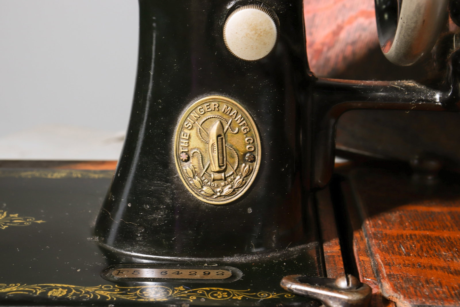 Singer Sewing Machine in Oak Case - 2