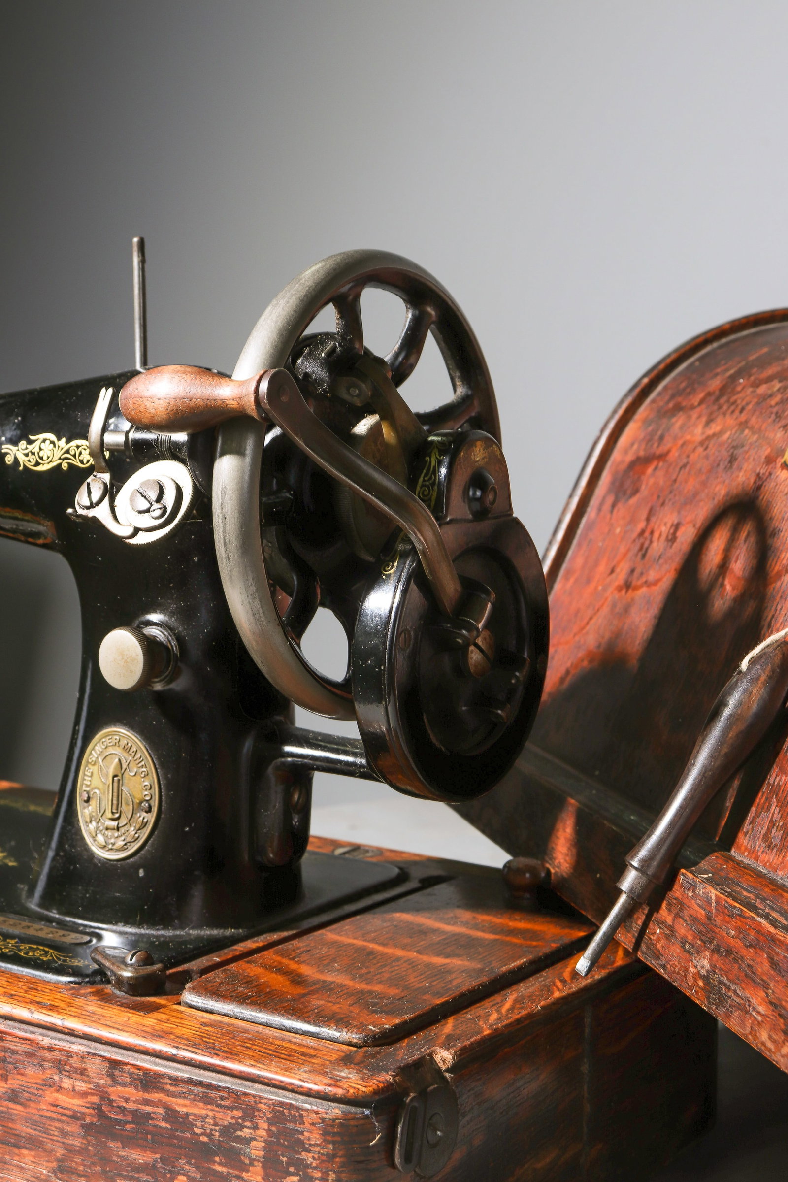 Singer Sewing Machine in Oak Case - 3