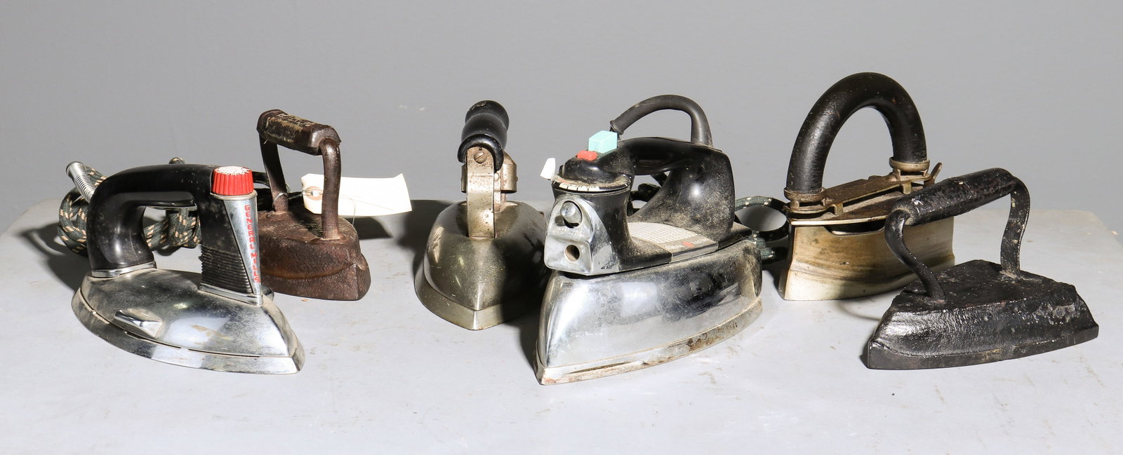 Four Vintage Coal Irons and 2 Electric Irons (1 of 4)