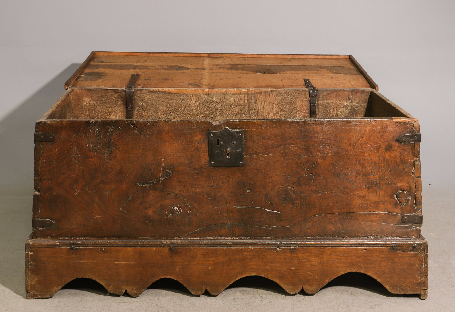 British Rustic Large Trunk / Blanket Chest - 2