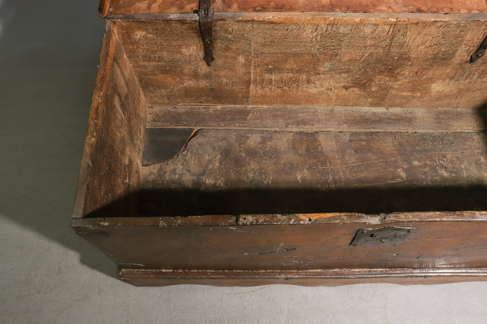 British Rustic Large Trunk / Blanket Chest - 3