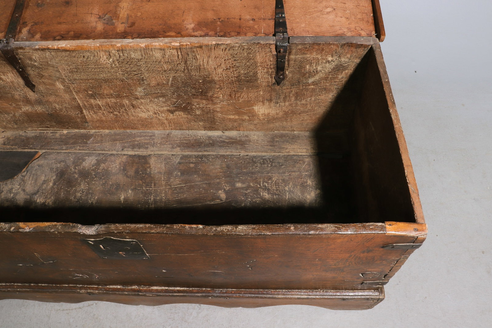 British Rustic Large Trunk / Blanket Chest - 4