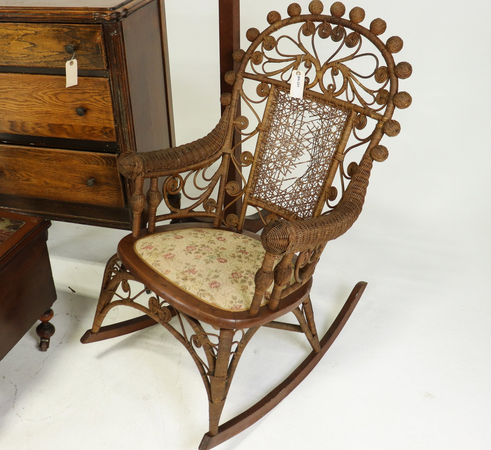 9pcs Rocking Chairs, Chest, Side Table, ETC. - 4