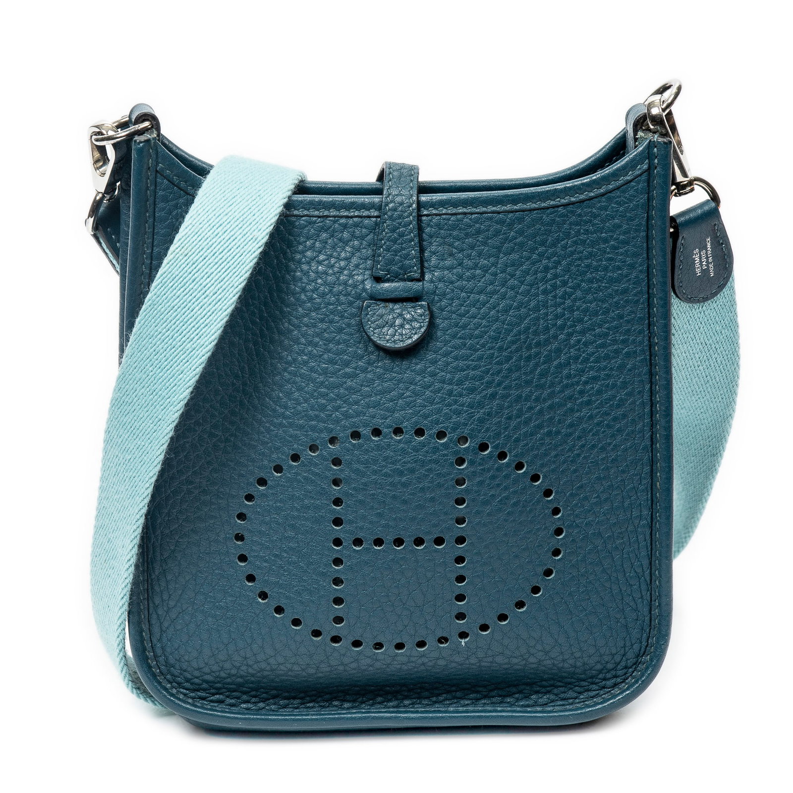 Hermes Evelyne TPM in Atoll Clemence Leather: Genuine Pre-Owned Hermes Evelyne TPM in Colvert/Blue Atoll Clemence Leather made in France in AA condition. Date Code is TBS-007-ZB (2015) Measurements: 16*18*5.5cm (Length * Height * Width). This lot