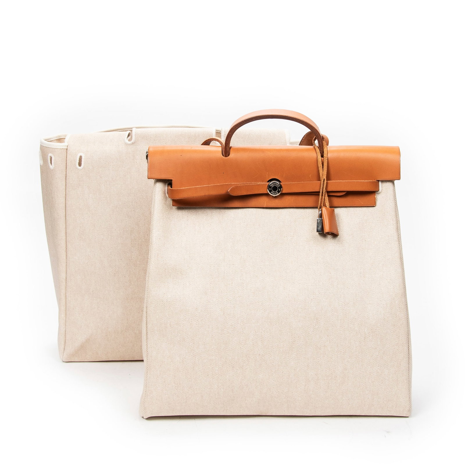 Hermes Herbag 2 in 1 MM in Beige/Tan Toile H Canvas: Genuine Pre-Owned Hermes Herbag 2 in 1 MM in Beige/Tan Toile H Canvas made in France in AB condition. Date Code is Stamp E in Square (2001) Measurements: 39*39*15cm (Length * Height * Width). This lot