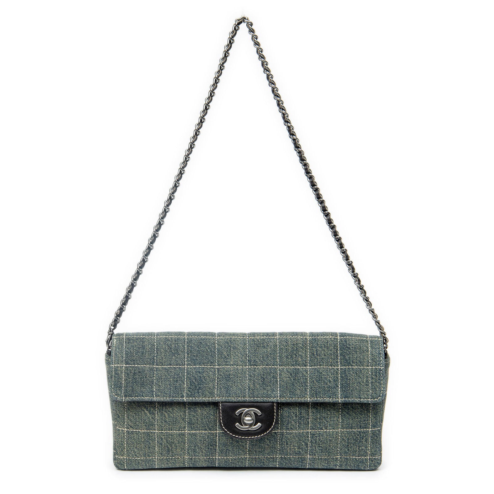 Chanel East West Chocobar Chain Flap in Blue: Genuine Pre-Owned Chanel East West Chocobar Chain Flap in Blue Denim/Black Quilted Denim Canvas made in France in A condition. Date Code is 6314250 (2000-2002) Measurements: 26*13.5*4cm (Length * Heig