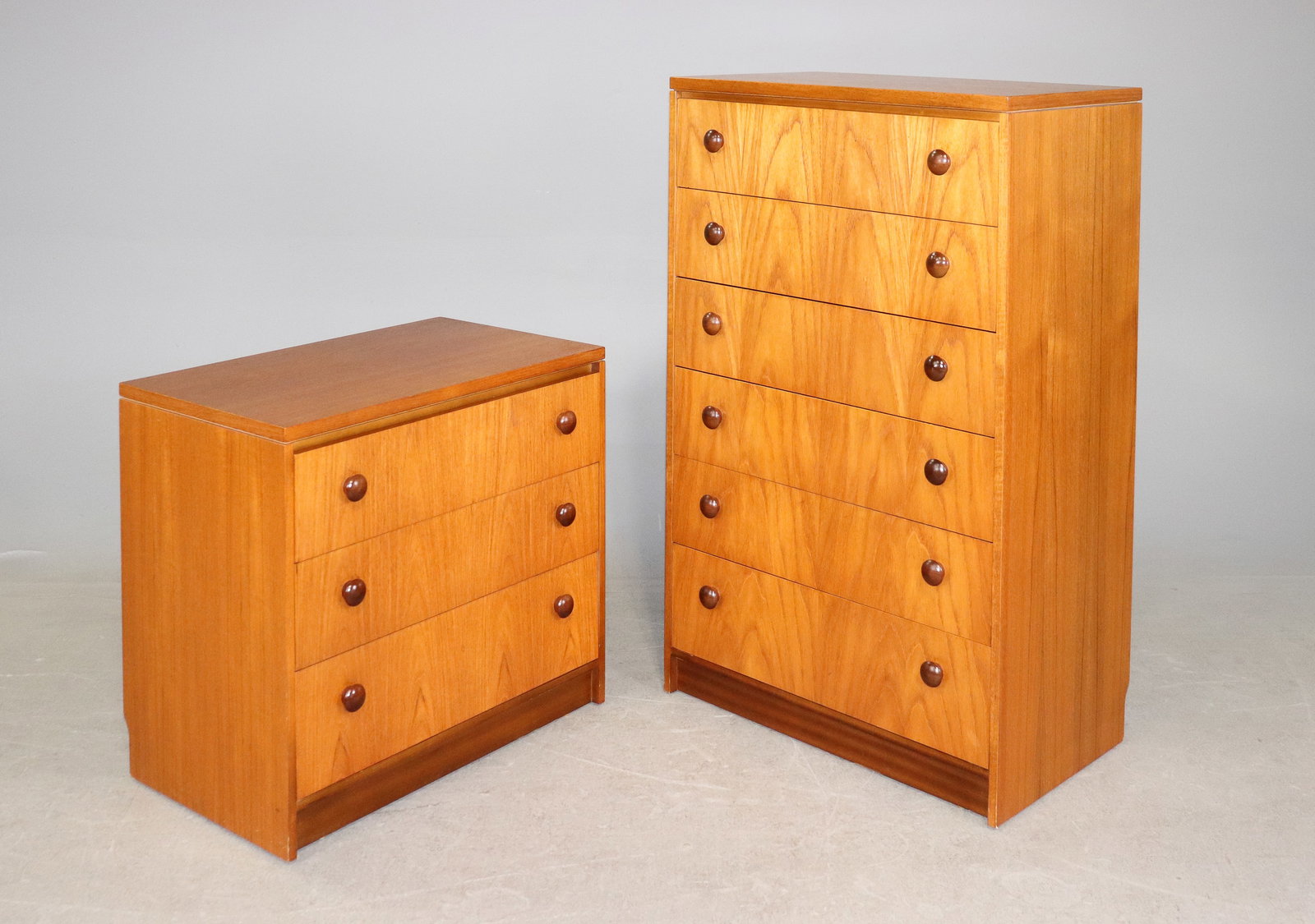 2 Mid Century Modem Chests - William Lawrence: 2 Mid Century Modem 6 & 3 Drawers Chests - William Lawrence - 45.5 in tall x 28 x 18, 26.75 in tall x 28 x18