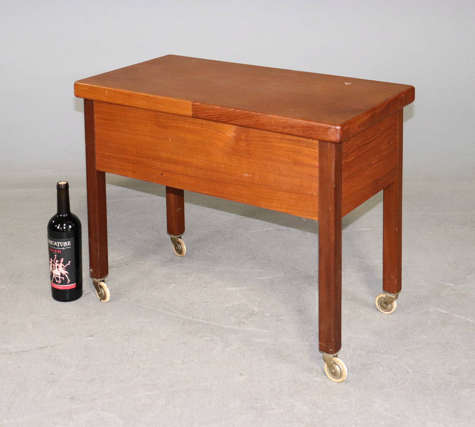 Mid Century Modern Sewing Table On Wheels: Mid Century Modern Sewing Table On Wheels - 22.5 in tall x 27 x 15