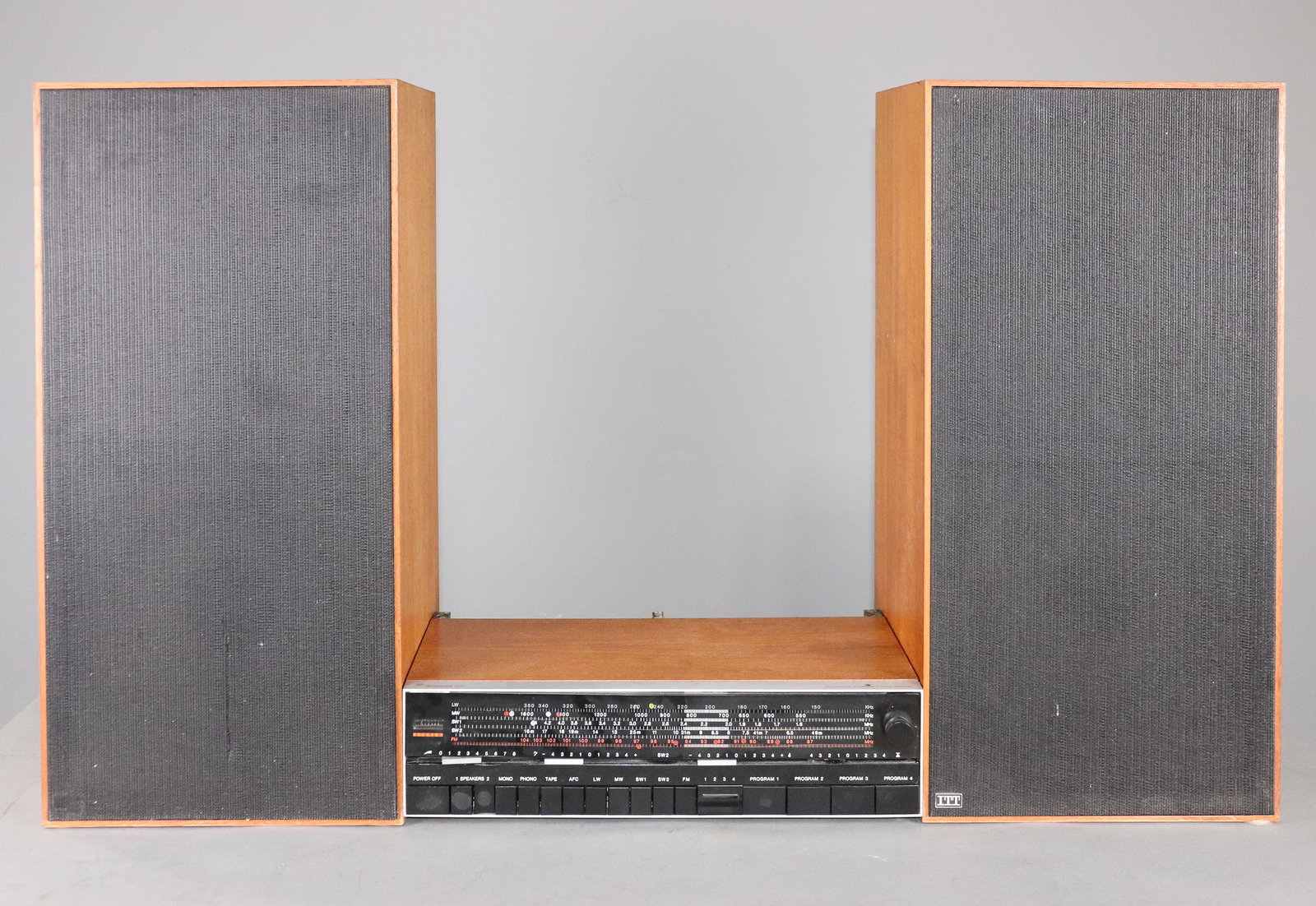 Bang & Olufsen Beomaster 1600 & ITT 6060 S Speakers: Danish Bang & Olufsen Beomaster 1600 Stereo & Pair Of ITT 6060 S Speakers - 4.25 in tall x 16.25 x 9, speakers are 23.75 in tall x 11.5 x 9.75