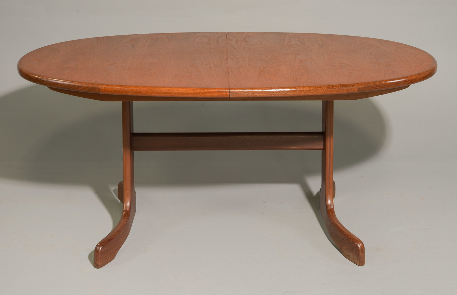 Oval Mid Century Teak Dining Table By G-Plan: This Danish Modern Style Teak Dining Table includes a pop-out butterfly style leaf & is made by Mid Century Modern Furniture Maker G Plan ( GPlan ), part of their fresco range. - 28.5 in tall x 64 x 4