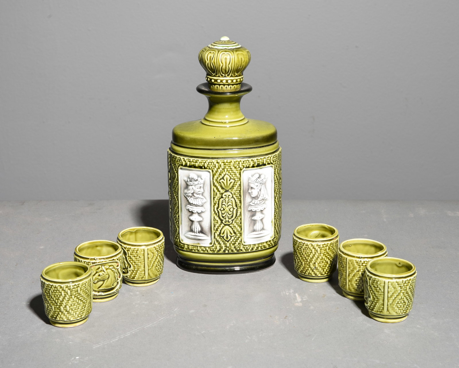 Sake Decanter with 6 cups: Sake Decanter with 6 cups - 9.75 in tall x 4.5 x 3