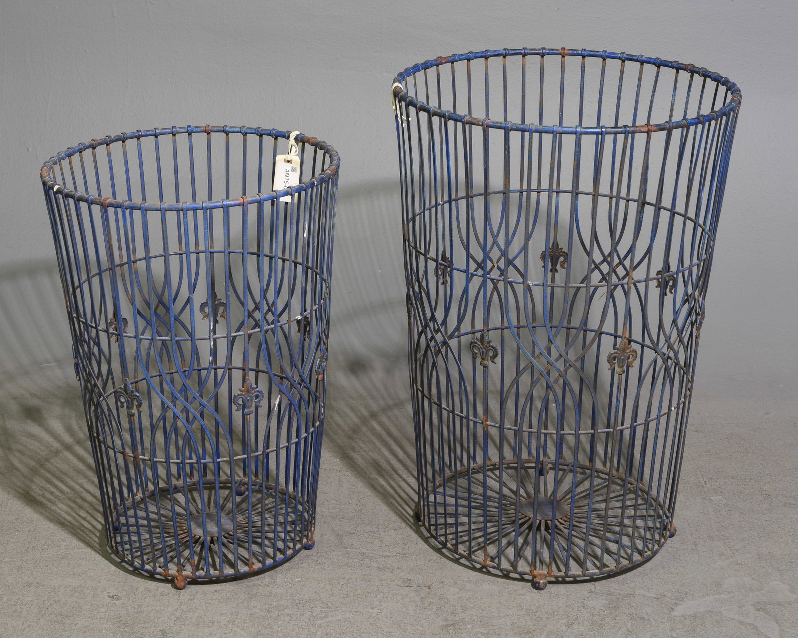 2 Danish Painted Metal Wire Baskets / Hampers (1 of 4)