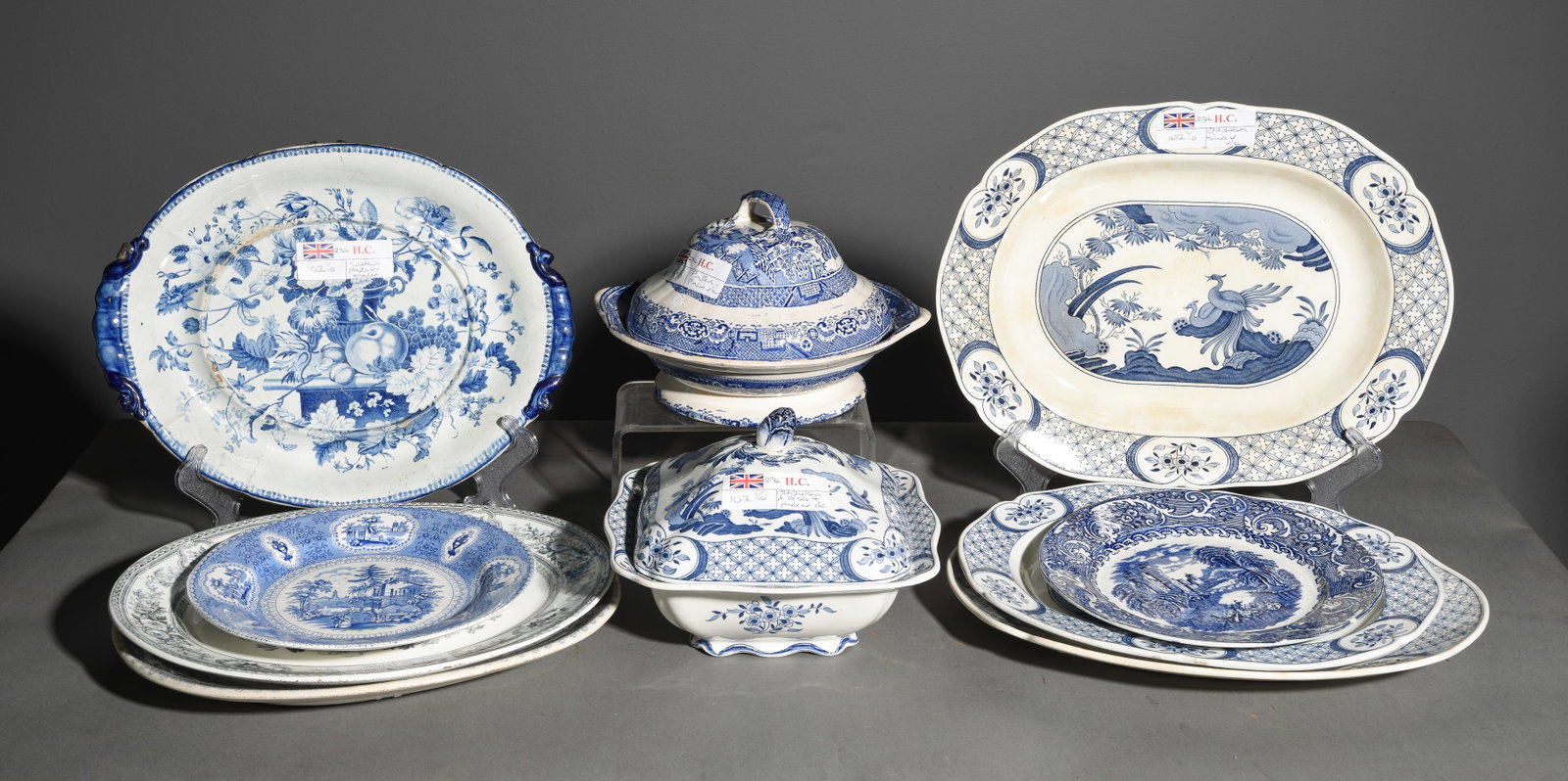 10pcs Assorted Blue & White Platters, Tureens, Etc.: 10pcs Assorted Blue & White Platters, Tureens, Etc. - Largest piece 1.5 in tall x 12.5 x 16