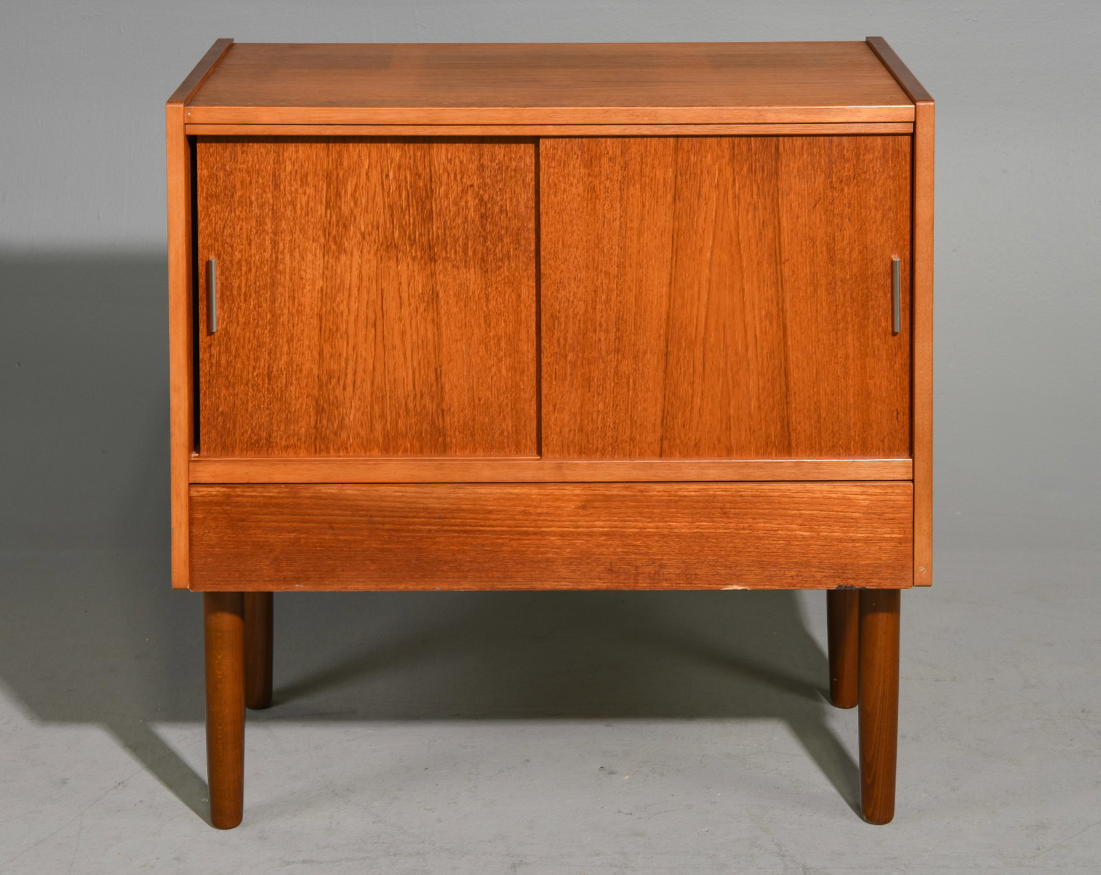 Mid Century Modern Sliding Doors Record Cabinet - Gibbs (1 of 8)