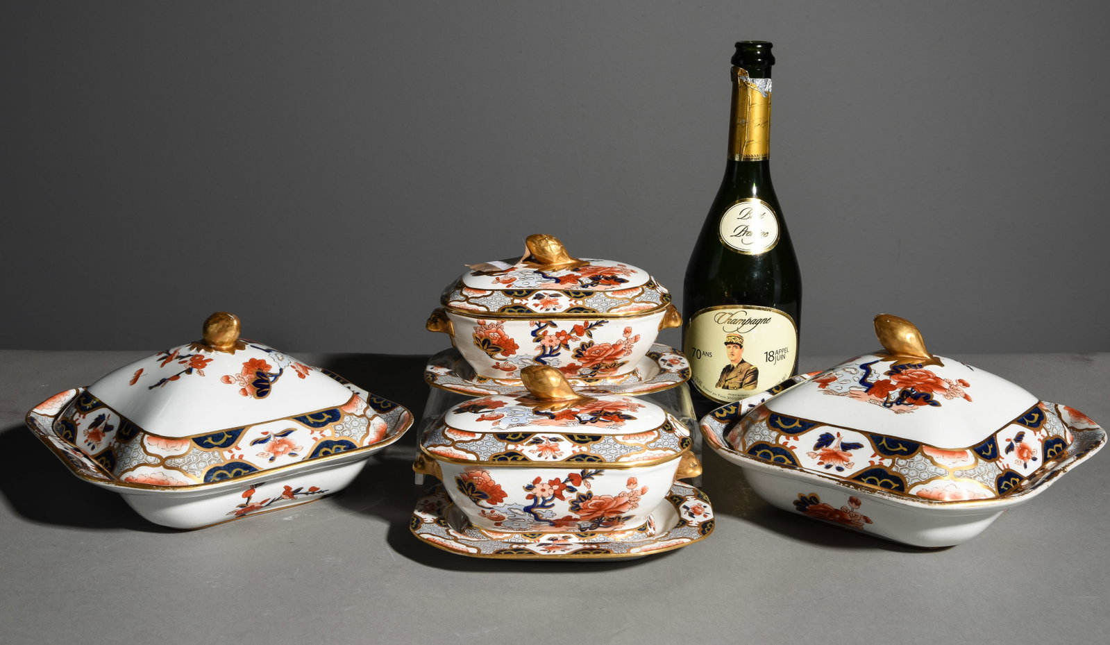 4pcs - 2 Copeland Imari Style Tureens & 2 Gravy Dishes: 4pcs - 2 Copeland Imari Style Tureens & 2 Gravy / Sauce Dishes with Under Plates - Tureens are 6 in tall x 9 x 9 each and the sauce dishes are 5 in tall x 8 x 6 each