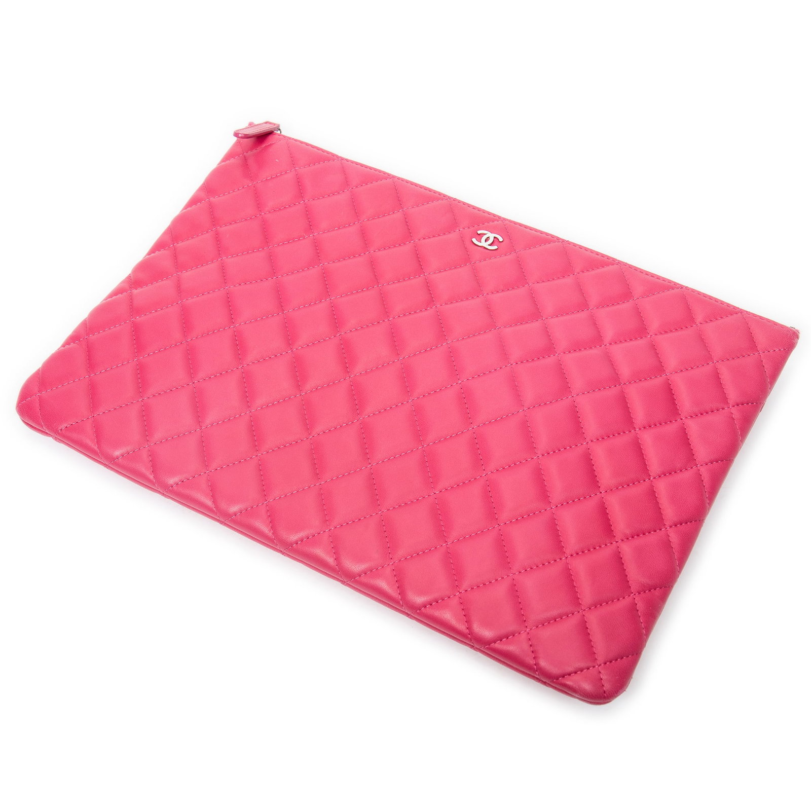 Chanel Large Classic O-Case Zip in Fuchsia Pink: Genuine Pre-Owned Chanel Large Classic O-Case Zip in Fuchsia Pink Quilted Lambskin Leather made in France in A condition. Date Code is 19521901 (2014) Measurements: 34.5*23.5*1.5cm (Length * Height * 