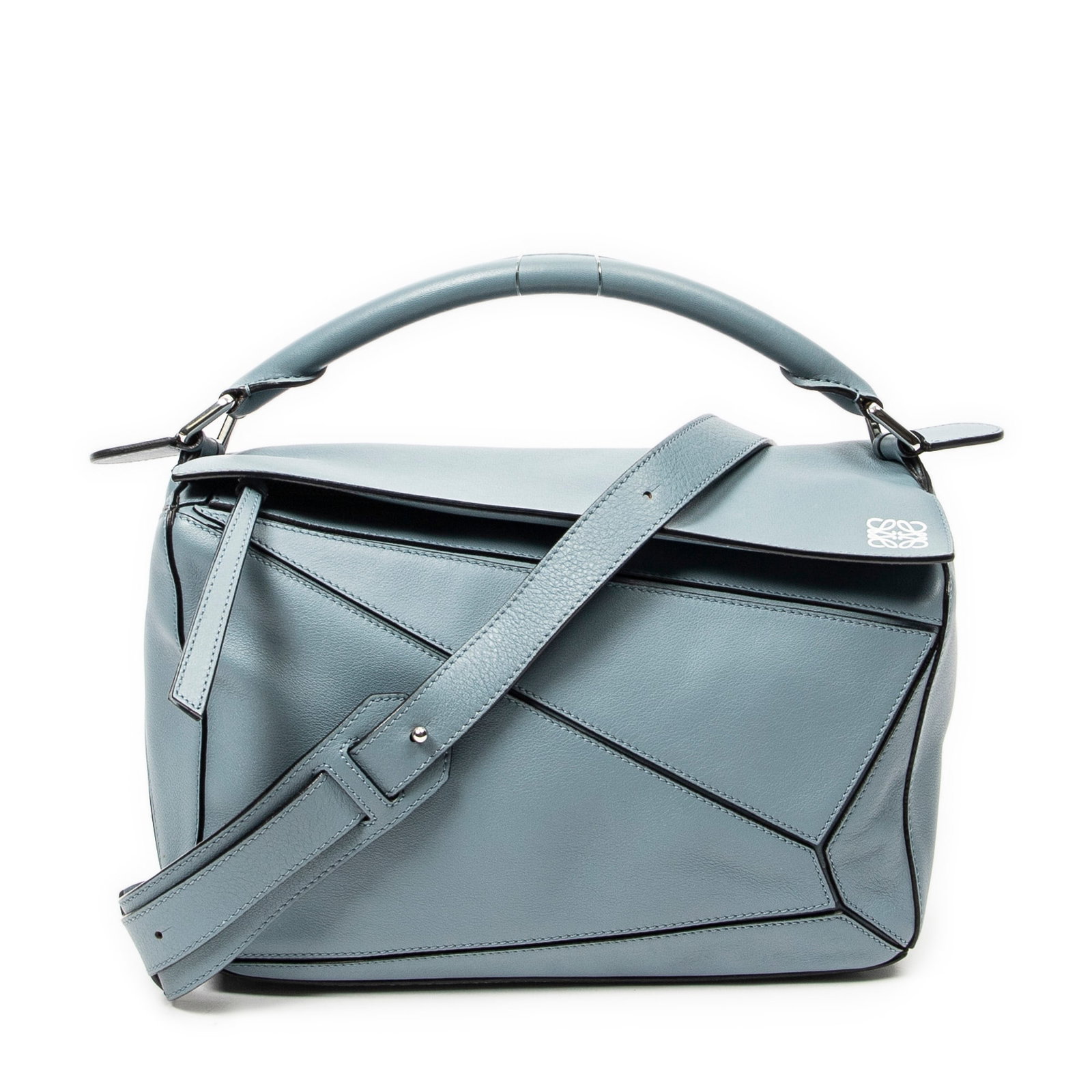 Loewe Medium Puzzle Bag in Blue Calfskin Leather: Genuine Pre-Owned Loewe Medium Puzzle Bag in Blue Calfskin Leather made in Spain in AA condition. Date Code is 061702 Measurements: 29*19.5*14cm (Length * Height * Width). This lot includes a certific