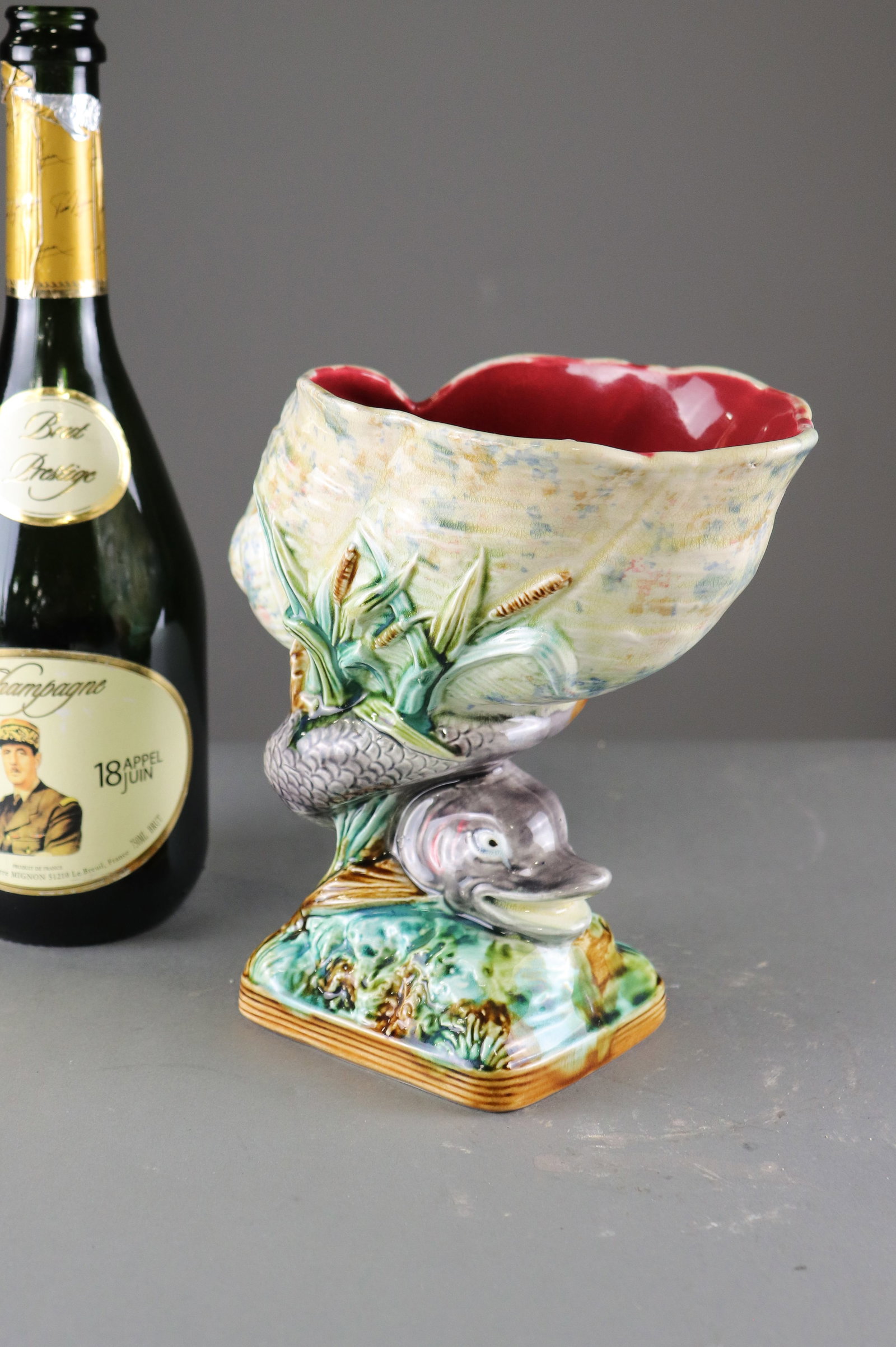 Onnaing Majolica Shell Vase / Mug: Onnaing Majolica Shell Vase / Mug - 8 in tall x 8 x 5