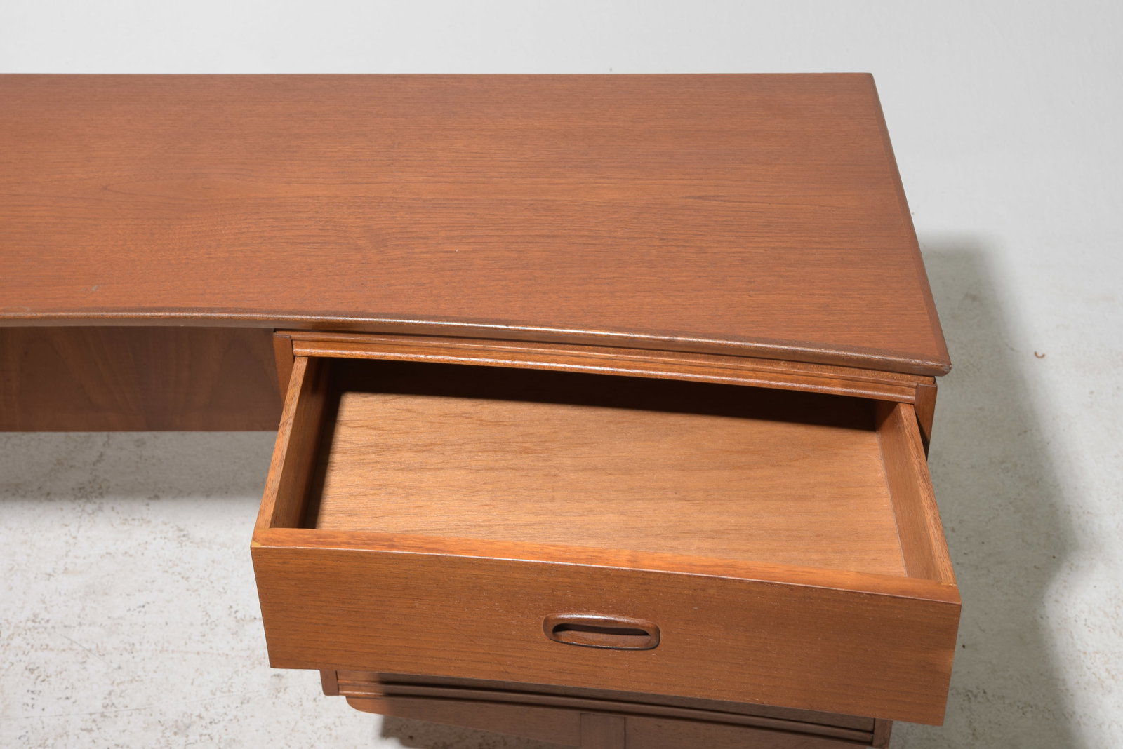 Mid Century Modern Concave Dressing Table - 3