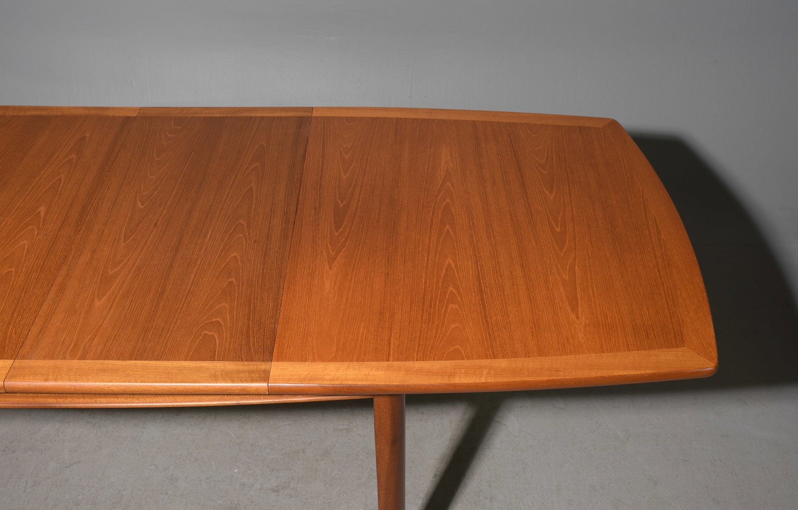 Mid Century Modern Table with 2 Insertable Leaves - 4