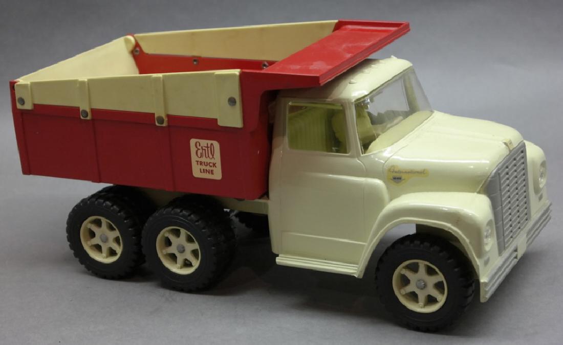 Ertl Hydraulic Dump Truck with Driver (1 of 7)