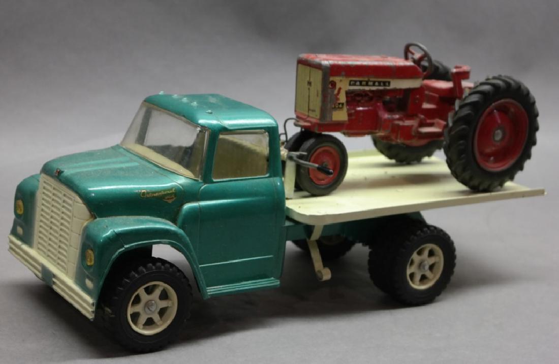 Ertl Flat Tilt Bed Truck w/ IH Tractor (1 of 6)