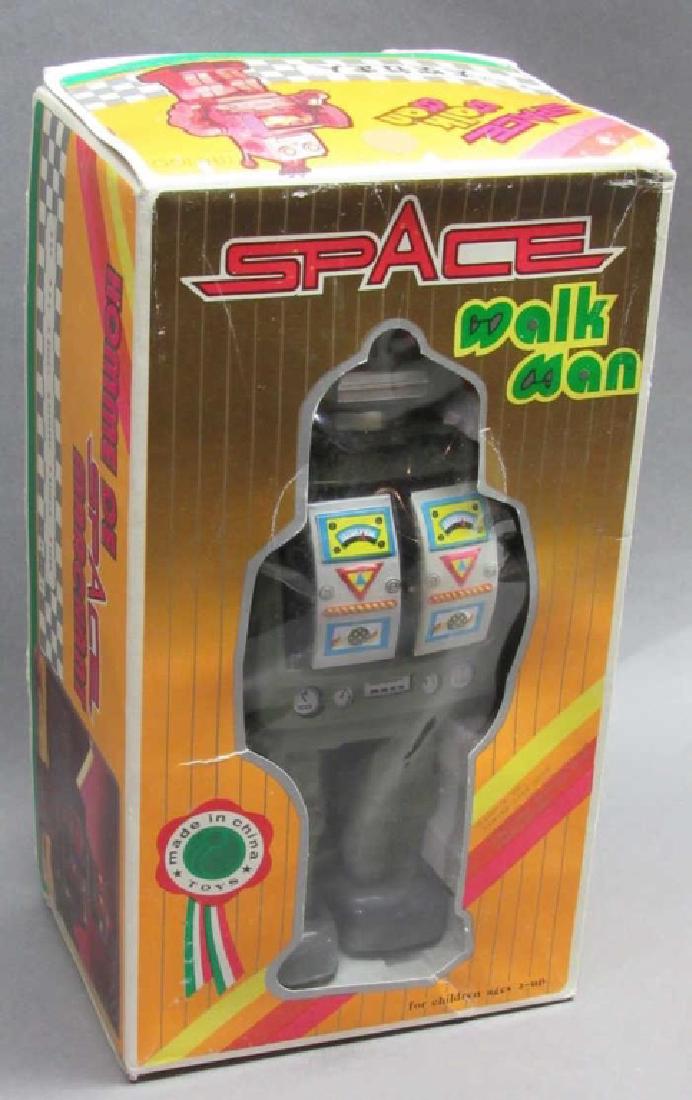 Space Walk Man Robot in Original Box-Battery Op (1 of 3)