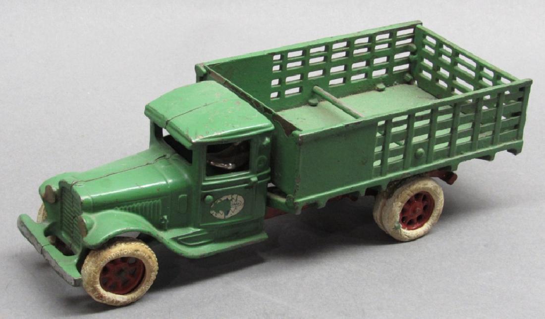 Cast Iron Arcade IH Stake Truck w/driver (1 of 7)