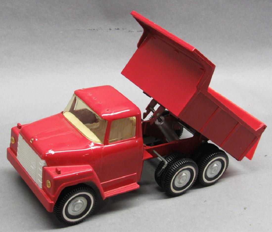 Ertl Load Star Hydraulic Hauler Dump Truck- Red: White grill, minor wear with a paint chip on hood, nice condition, some storage dust. Out of the Hankins collection.
