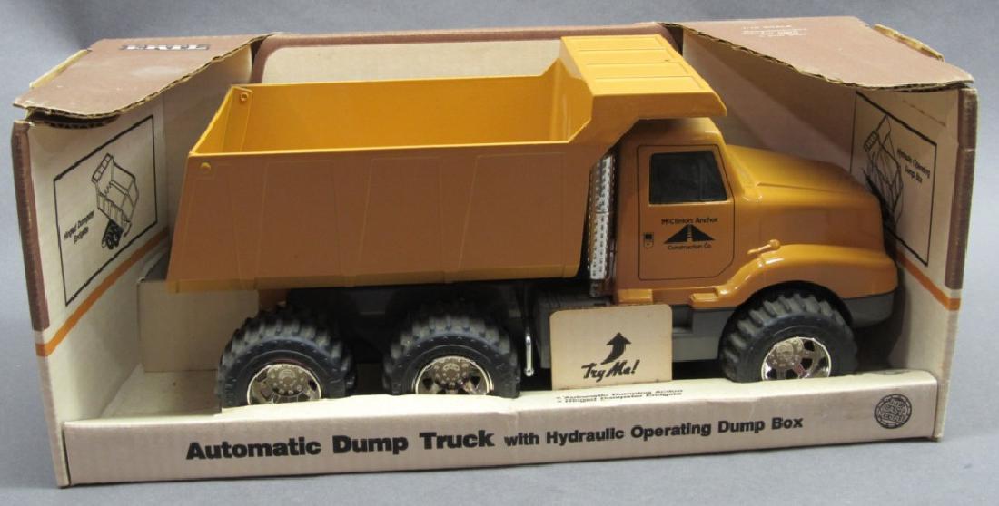 Ertl Hydraulic Dump Truck w/box (1 of 6)