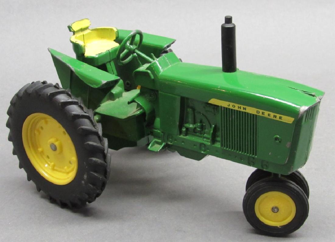 Ertl Narrow Front John Deere Tractor (1 of 6)