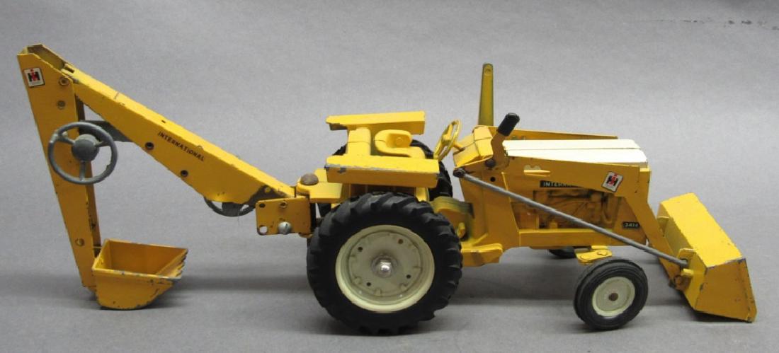 Ertl IH 3414 Industrial WF Backhoe/Loader 1967: plastic rims, some repairs, play wear.