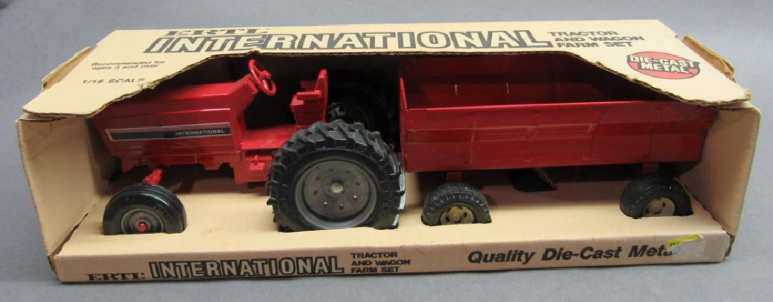 Ertl IH 3088 Tractor & Wagon Farm Set NIB (1 of 7)