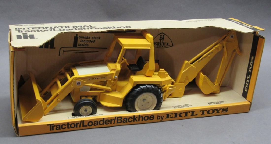 Ertl IH Tractor/Loader/Backhoe 1/16 1975 (1 of 6)