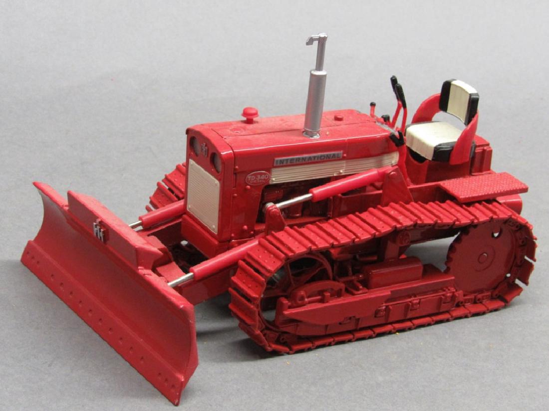 Ertl IH TD-340 International Crawler w/ Blade 1999 (1 of 5)