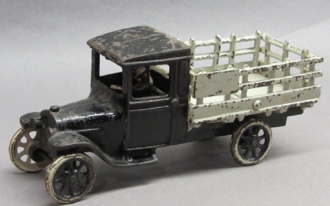 1927 Arcade Cast Iron Ford Model T Stake Truck (1 of 7)
