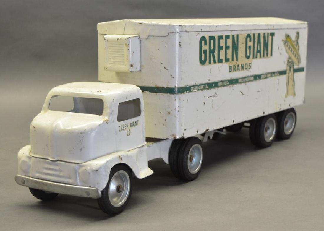 Original Tonka Green Giant Semi: Nice original 1949-1953 round fender, pressed steel private label Green Giant semi. In nice condition with age appropriate wear. Measures 21.5" long.