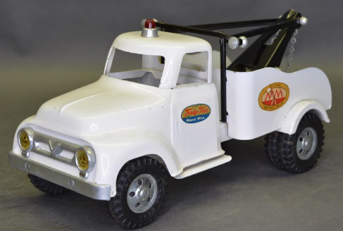 Original Tonka Wrecker Truck: Nice original white Tonka wrecker truck round fenders with dual tires. In excellent condition with light wear from age. Measures 12" long.
