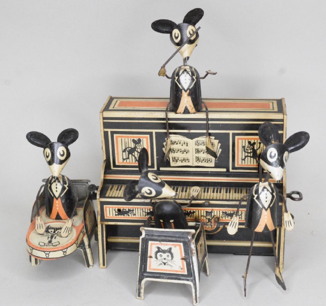 Marx Tin Litho Wind Up Merrymakers Piano and Mouse: Vintage Marx tin litho wind up Merrymakers Piano and Mouse. In nice condition with some light paint, and play wear. Wind up works with some help. Displays very nice with great colors and graphics. Mea